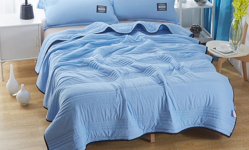 Image 6: Cooling Quilt Air Condition Lightweight Blanket