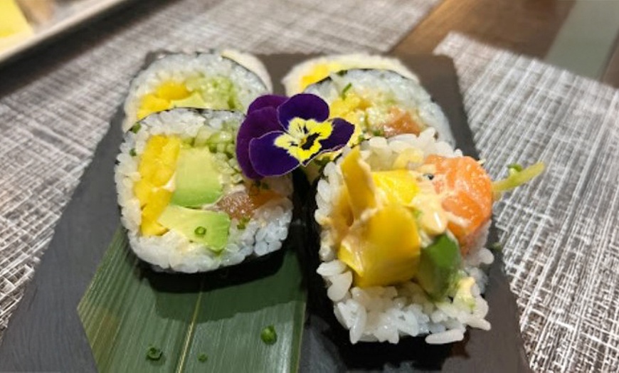 Image 8: ¡Saborea la tradición! Menú de sushi para 2 o 4 con postre incluido 