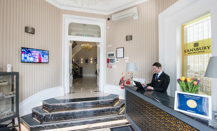 Image 3: London: Elegant 4* Stay with Breakfast