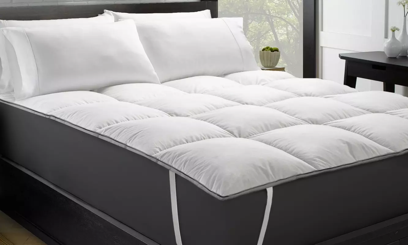 Surmatelas Square, 100% microfibre, surpiqûres, double nœuds, maintien par sangles élastiques, Sampur - Primary Image