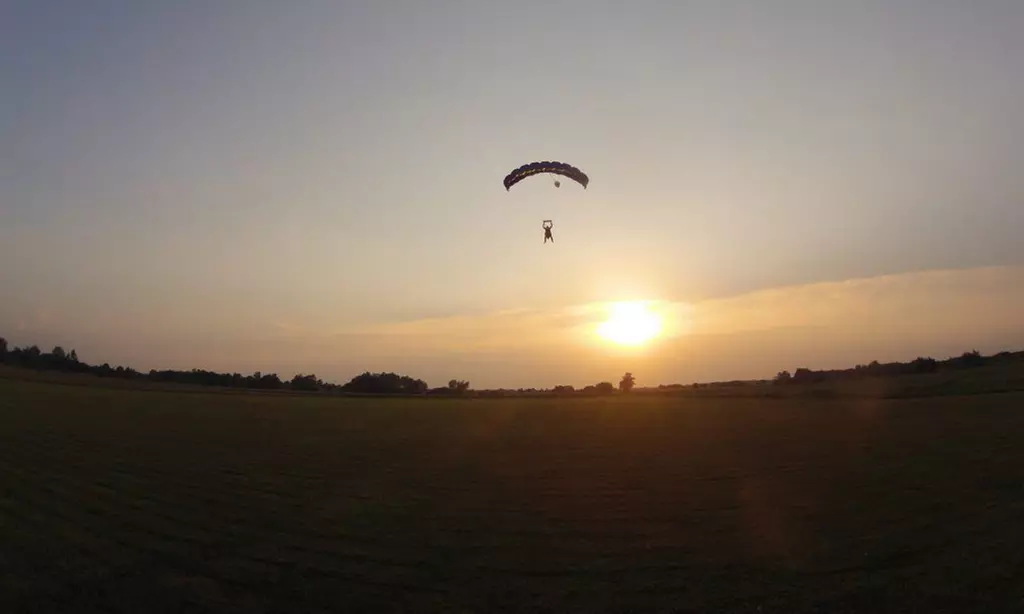 Podniebna przygoda: Skok spadochronowy w tandemie z 3500 m