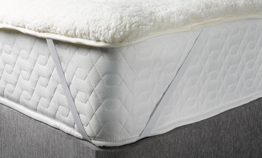 Image 2: Fluffy Fleece Mattress Topper