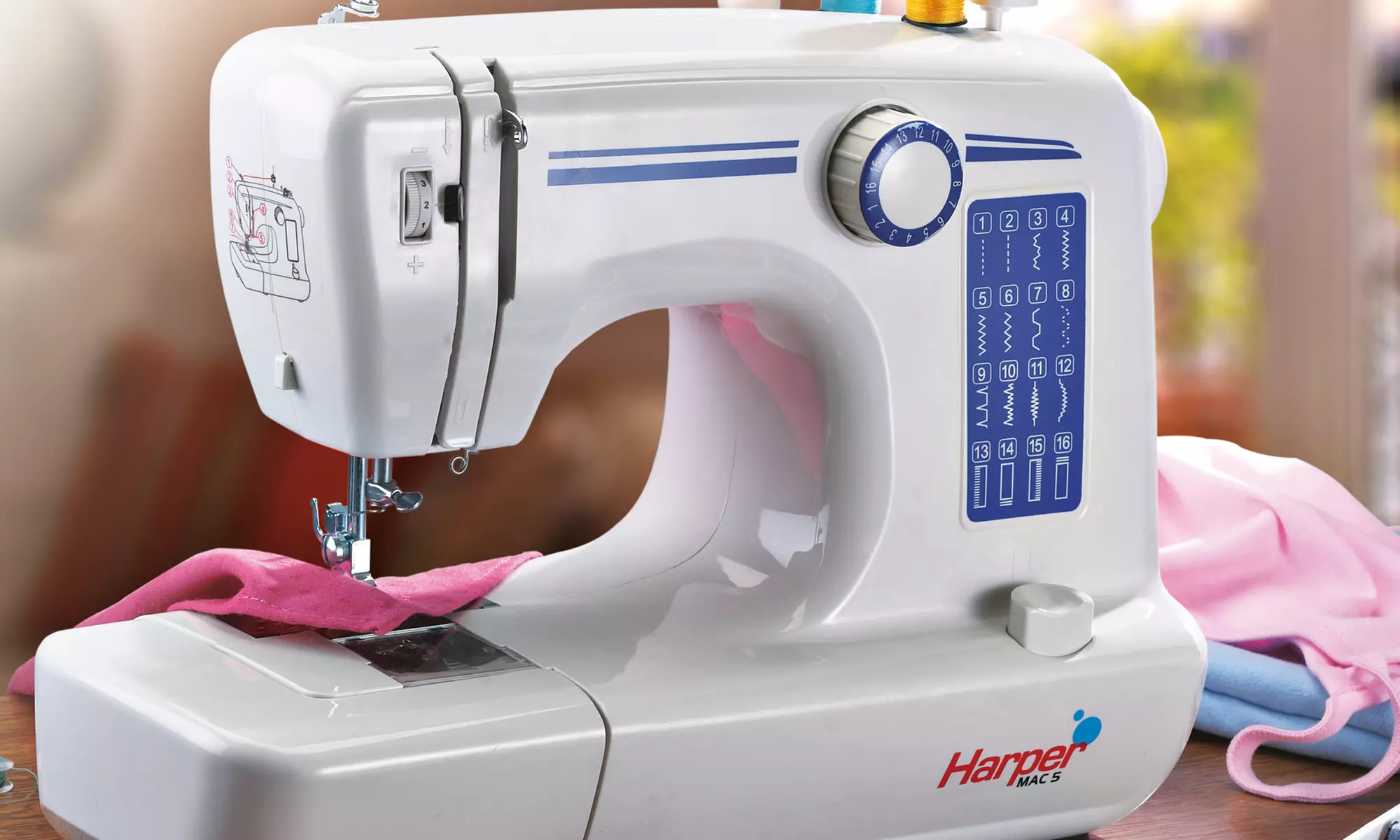 Machine à coudre 16 points ajustables avec éclairage LED et accessoires MAC5 de Harper - Primary Image