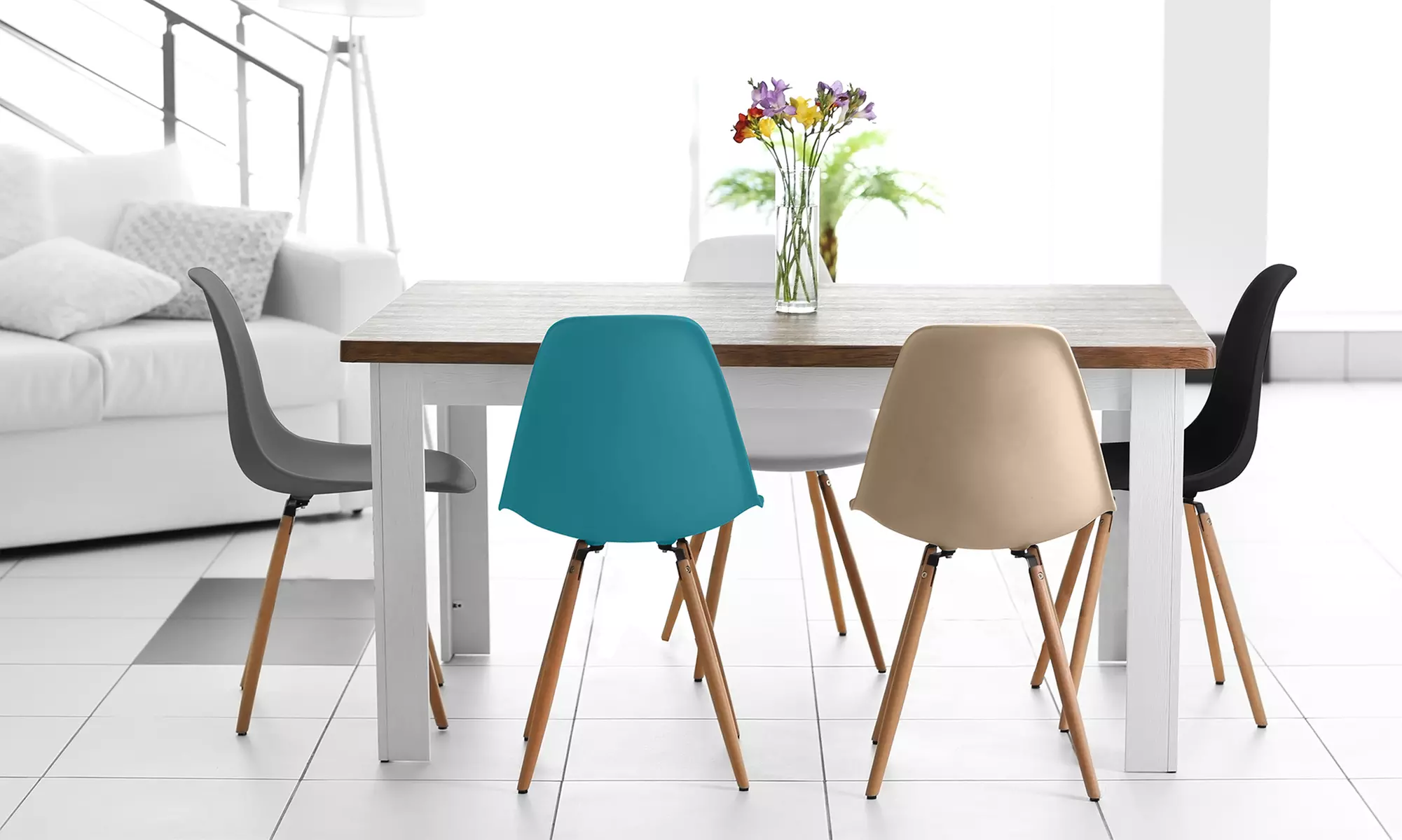 Chaises "Christie", assise arrondie, souple et rembourrée, pieds en bois, Sampur - Primary Image