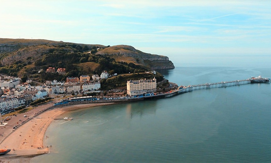 Image 5: Llandudno: 1 Night Stay for 2 with Breakfast, Dinner & Sweet Treat