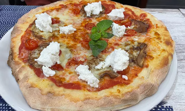 Pizza y bebida o menú italiano para 2 o 4 personas en La Pizza E Bella - Primary Image