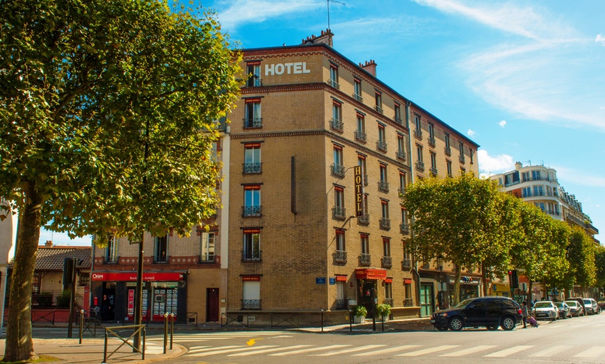 Image 6: Paris: Double Room for Two