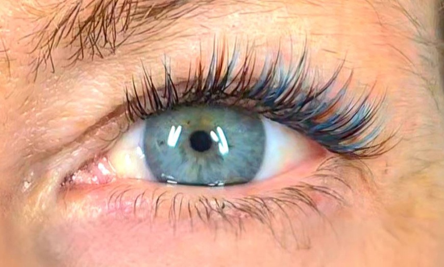 Image 3: Rehaussement de cils ou pose d'extensions de cils au choix