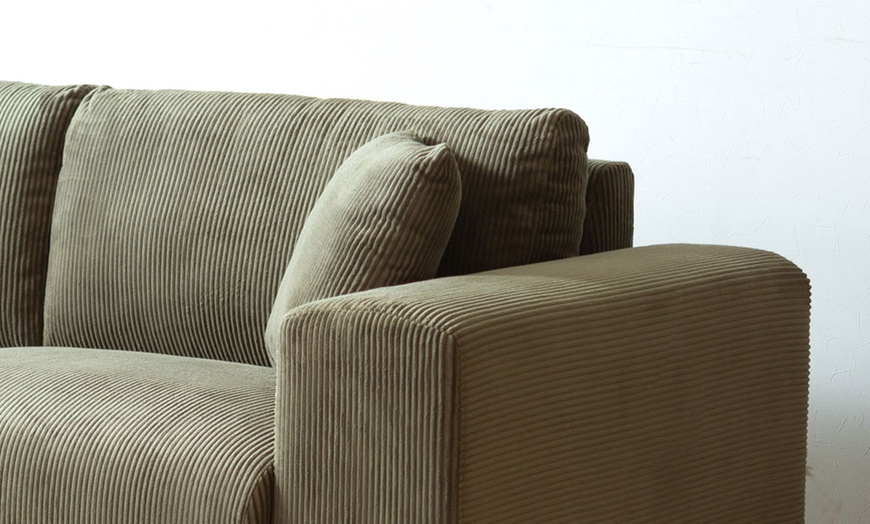 Image 7: Canapé d'angle réversible 3 places "Jambi" de Kocoon en velours côtelé