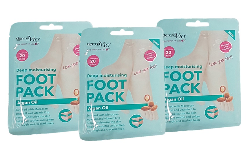 Image 5: Up to Nine Derma V10 Moisturising Foot Packs