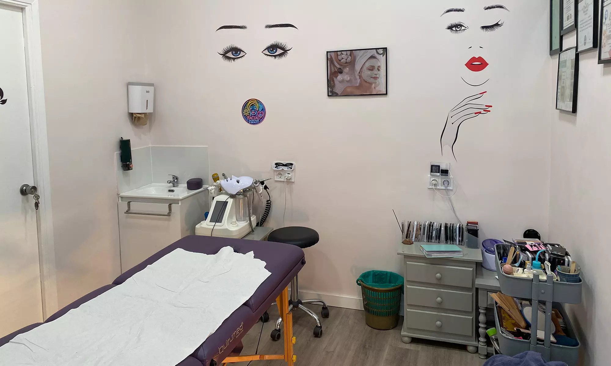 Diseño y depilación de cejas y rostro con hilo para una persona