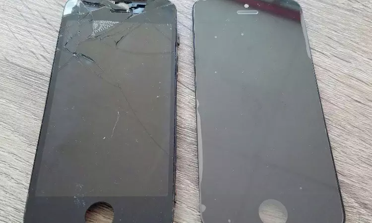 iPhone 5, 5s and 5c Screen Replacement from Repair World (33% Off) - Primary Image