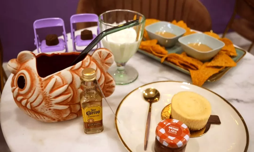 Menú de brunch con encanto rústico con tosta, dulces y bebidas