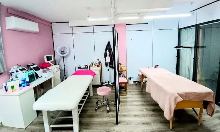 Image 4: Sesión de manicura y/o pedicura con esmaltado normal o semipermanente