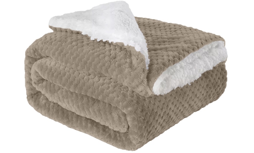 Image 2: Kuschelige Decke aus Sherpa-Material