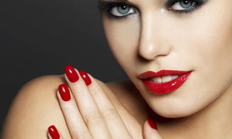 Fino a 5 applicazioni di smalto semipermanente mani e piedi o ricostruzione da Beauty Salon (sconto fino a 83%)