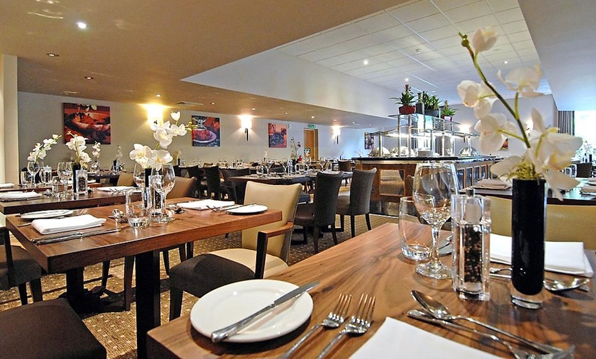 Image 3: Northamptonshire: 4* Stay with Breakfast and Dinner Credit