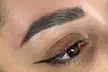 Sesión de micropigmentación de cejas o delineado de ojos (eyeliner) para una persona - Second Medium