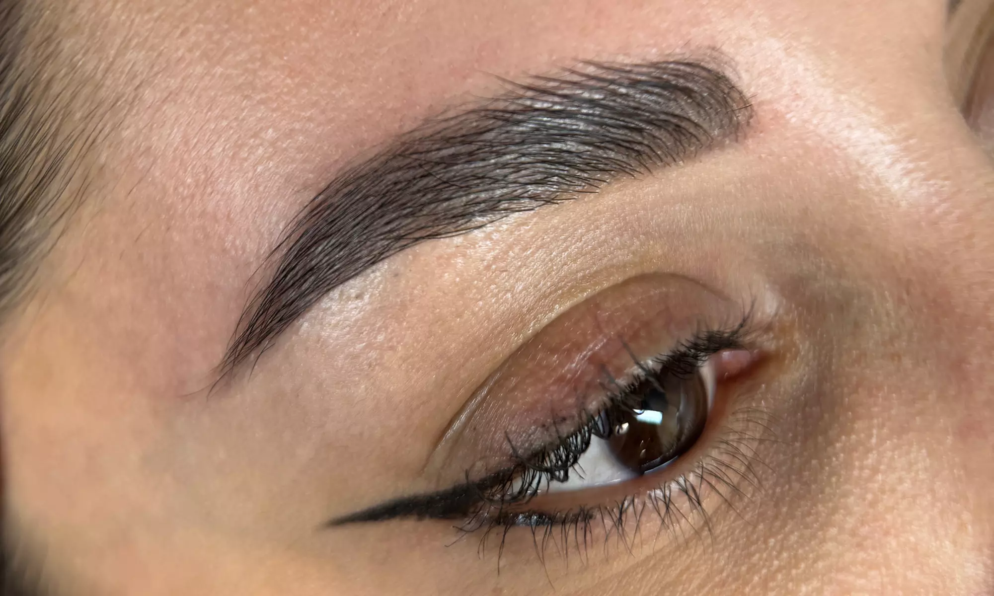 Micropigmentación de cejas o delineado de ojos (eyeliner)