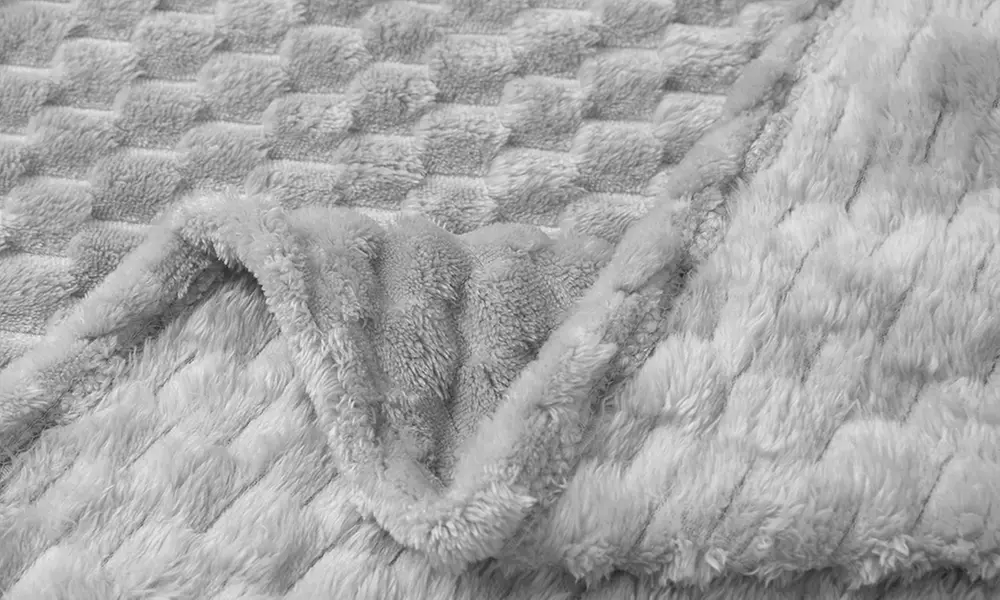 All-Season 300GSM Dot Pattern Soft Warm Fleece Blanket