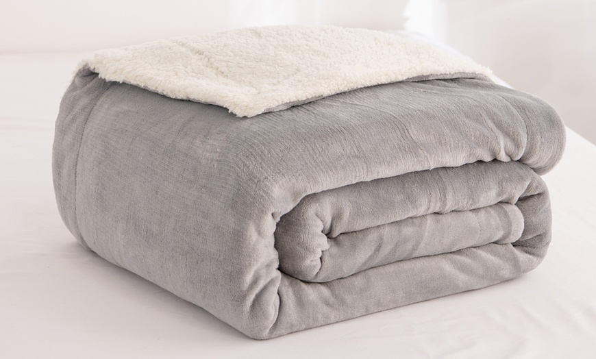 Image 5: Double Thickened Sherpa Fleece Soft Reversible Blanket