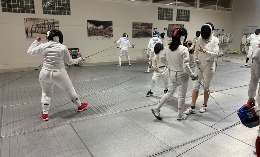 Image 3: 8 sesiones de 1 h de esgrima con espada