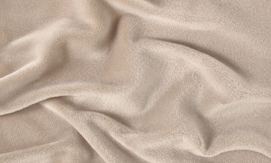 Image 29: Water-Resistant, Elegant Velvet Sofa Cover in Various Sizes