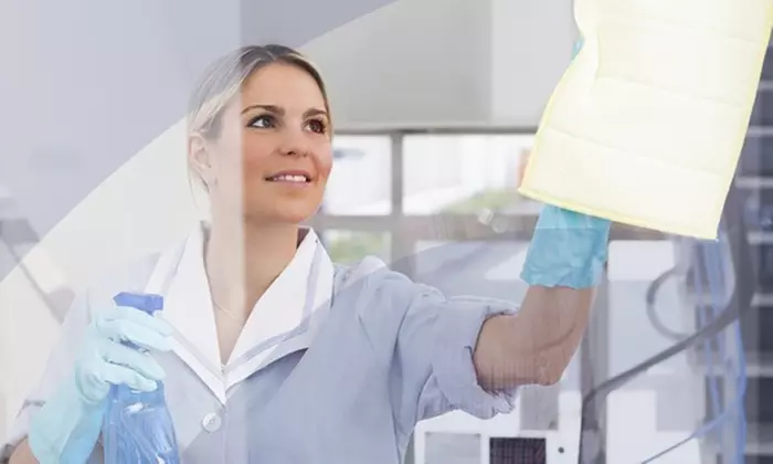 Servicio de limpieza de cristales en hogar o local comercial