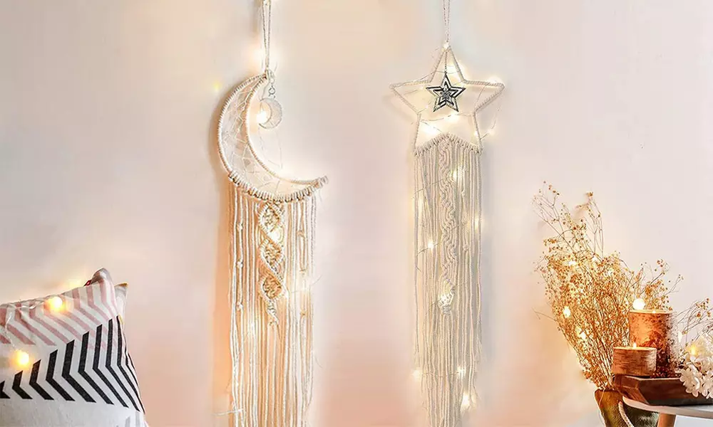 1x oder 2x Makrame-Traumfänger mit LED-Lichterkette in Mond- oder Stern-Form, inkl. Versand - Primary Image