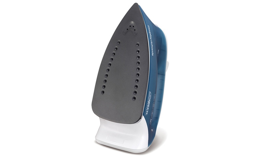 Image 2: Morphy Richards Breeze Steam Iron