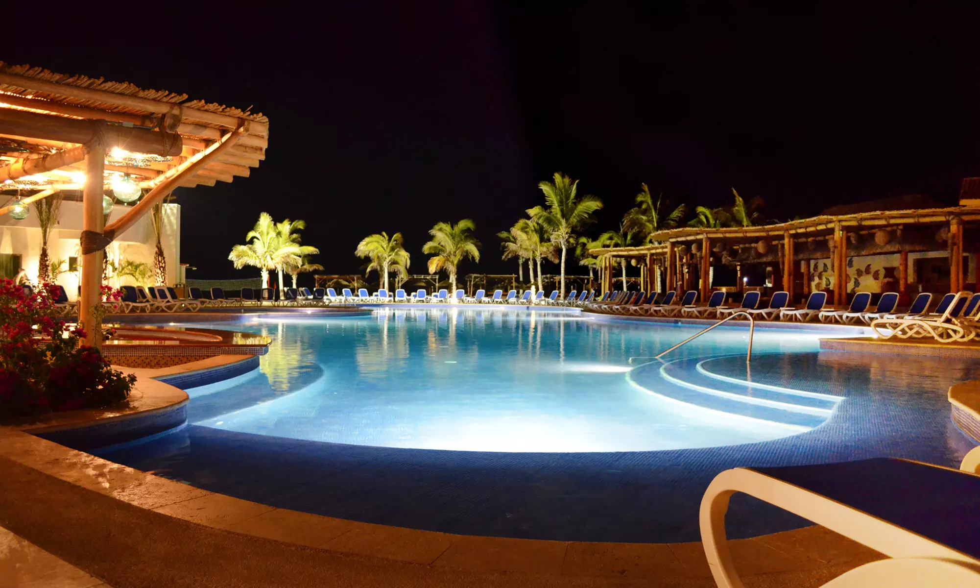 ✈ 3- or 5-Night All-Inclusive Grand Decameron Los Cabos with Air 