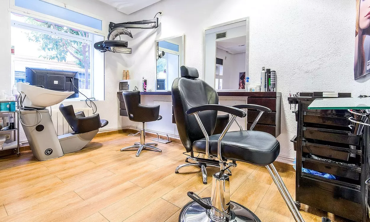 Microblading y diseño de cejas con hilo o micropigmentación de labios