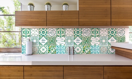 Fino a 3 set da 24 adesivi 15 x 15 cm per piastrelle disponibili in 2 modelli e 3 colori