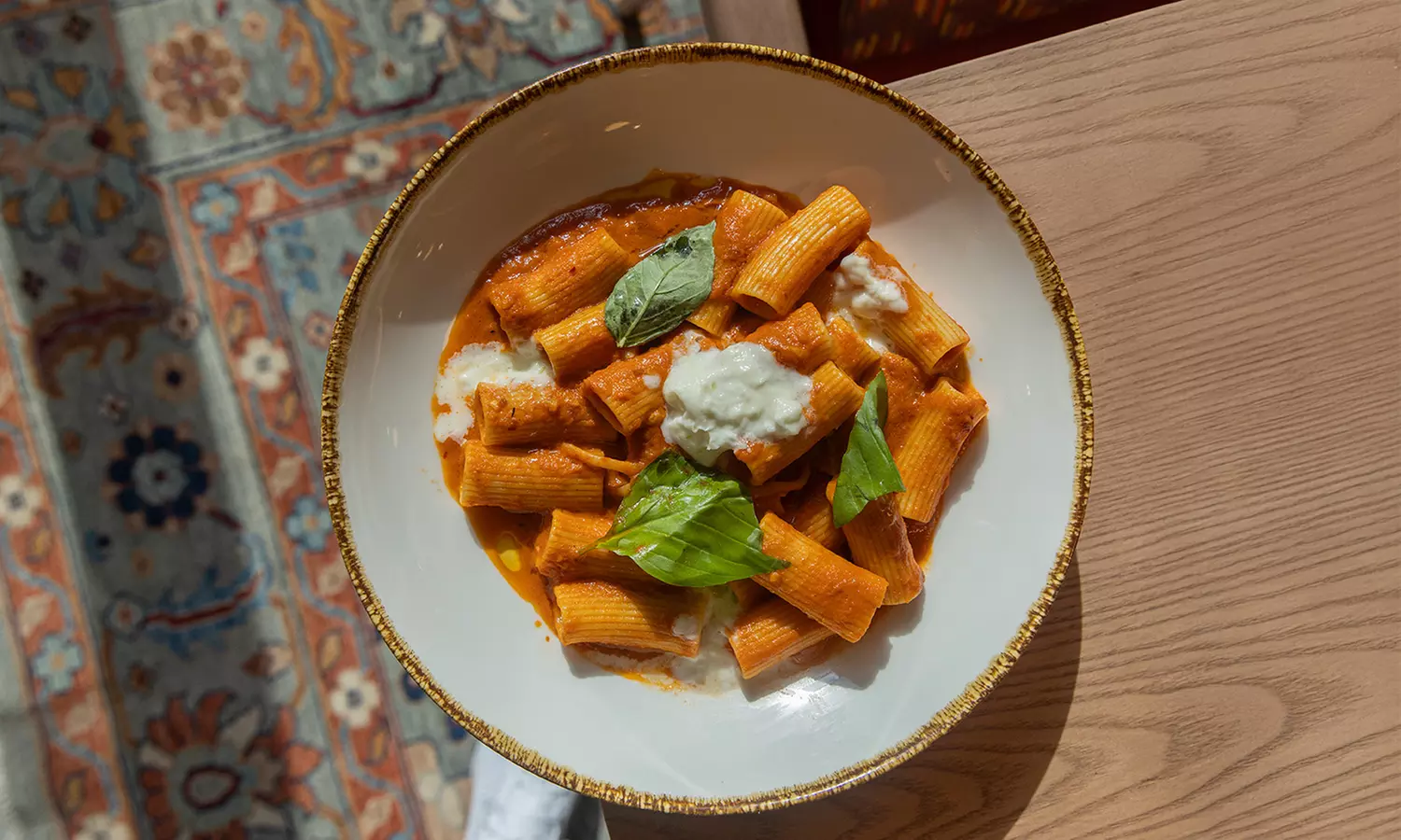 AED 100, AED 200, or AED 300, or AED 500 to spend on Food & Drink