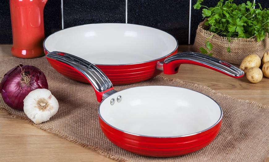 Image 6: Swan Retro-Style Frying Pans