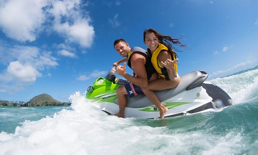 Image 1: ¡Aprende a dominar las olas con el alquiler de una moto de agua! 