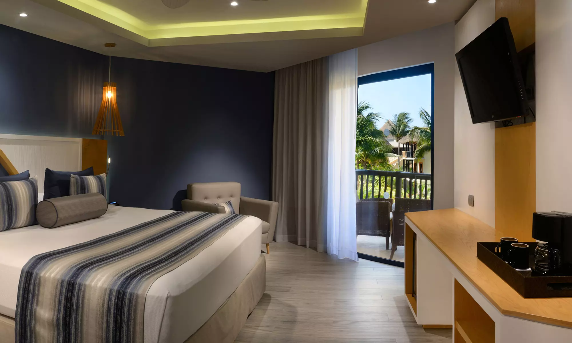 ✈3 or 5 Night All-Incl. Catalonia Riviera Maya Trip from Travel by Jen