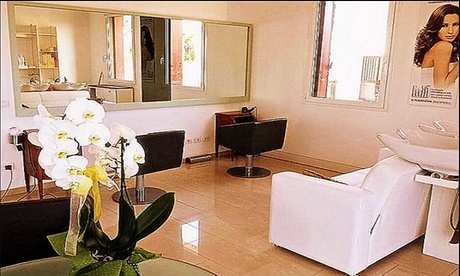 Pacchetti con taglio, piega, colore più effetti luce al centro L'Erbavoglio Stile e Bellezza (sconto fino a 63%)