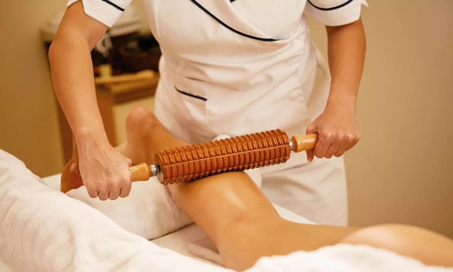 2 o 4 sesiones de maderoterapia con masaje drenante anticelulítico para 1 persona, ahorra hasta un 80% - Primary Image