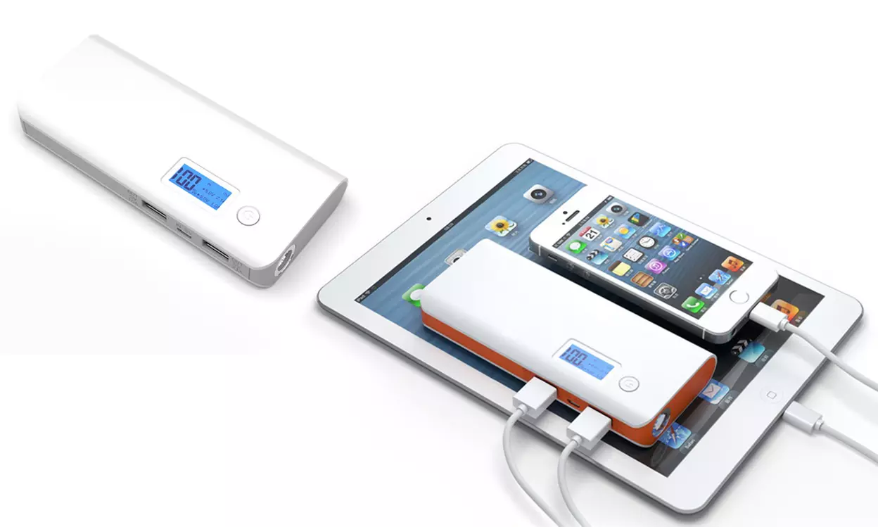 Kompakte Powerbank mit 15000 mAh Kapazität und 2 USB-Ports in Weiß-Orange oder Weiß-Grau, optional mit Ladekable - Primary Image