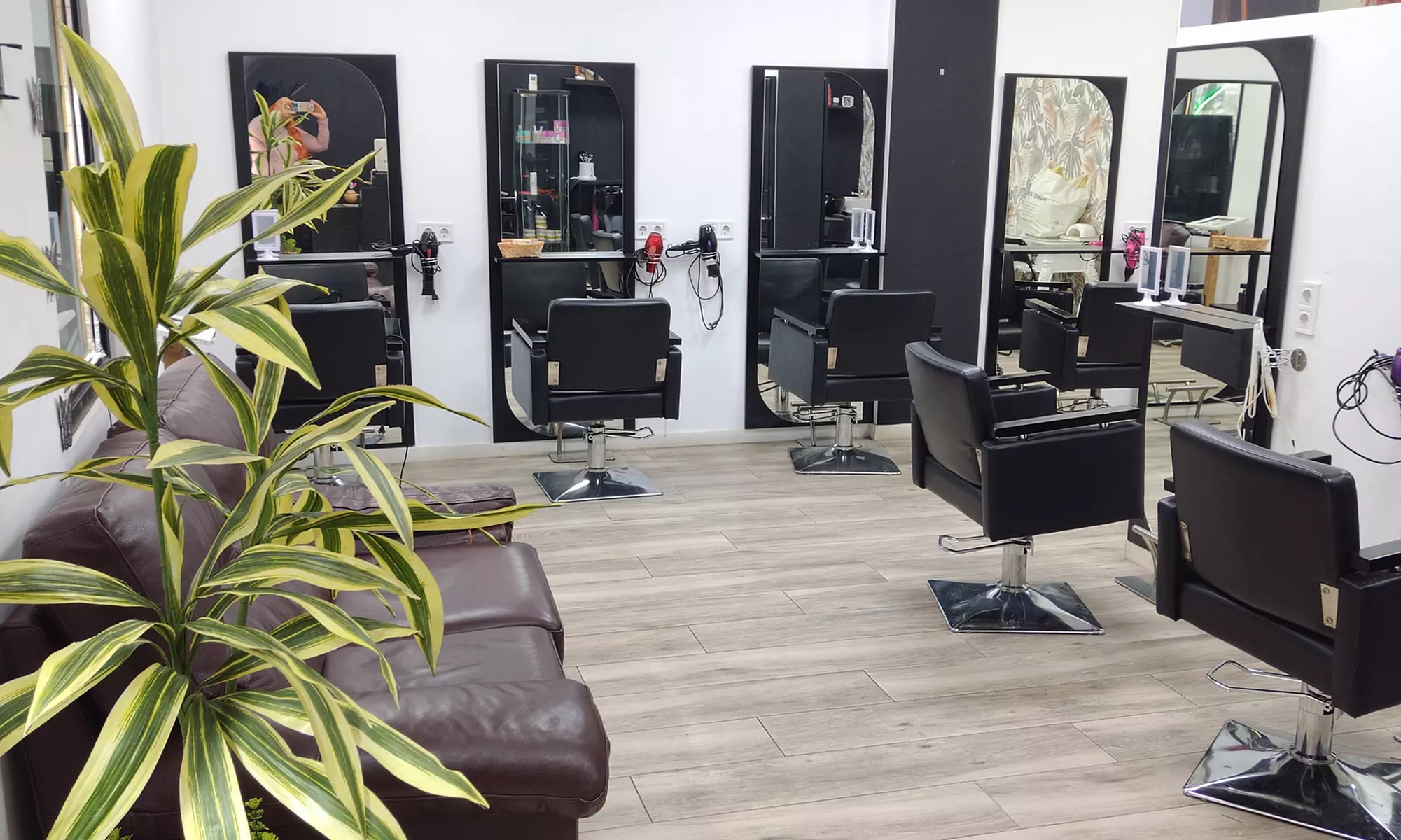 Sesión de peluquería con corte, tratamiento y tinte en Virginia Arias