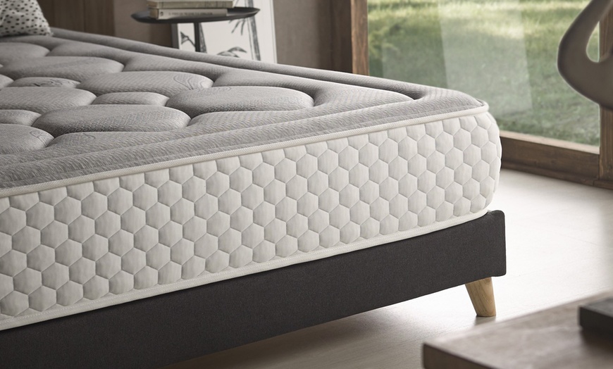 Image 3: NaturGraphene Visco Memory Foam 28cm Mattress