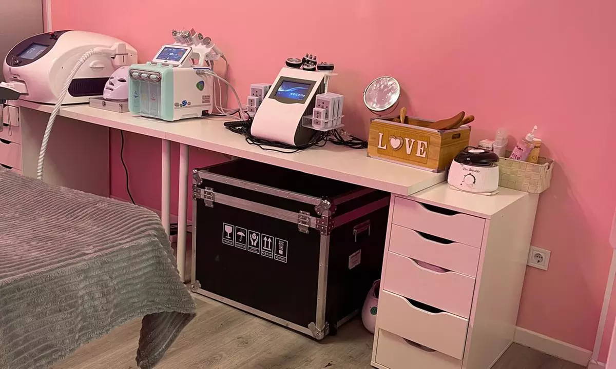 Hollywood peeling con mascarilla de carbón activo y láser Q-Switched