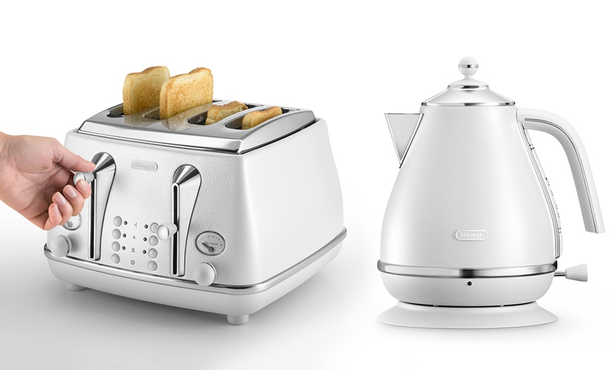 Image 12: Delonghi Kettle and Toaster Set