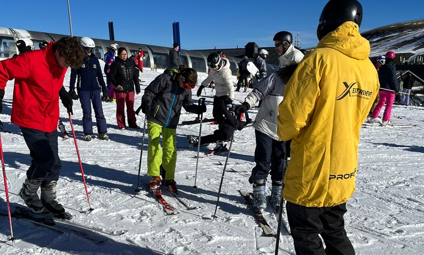 Image 3: Deslízate como un pro: clases de esquí o snow con material incluido