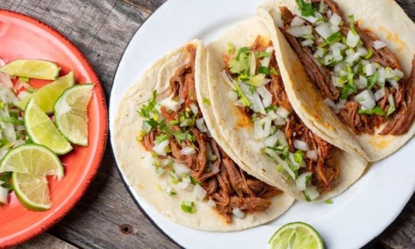 Menú mexicano con entrantes, principales, postre y bebidas