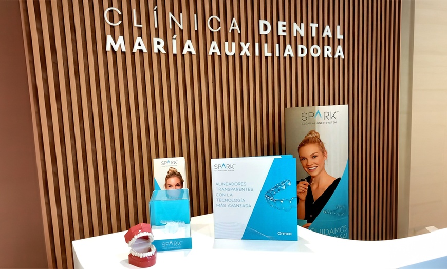 Image 3: Hasta 75% dto. en Limpieza dental en Clínica María Auxiliadora