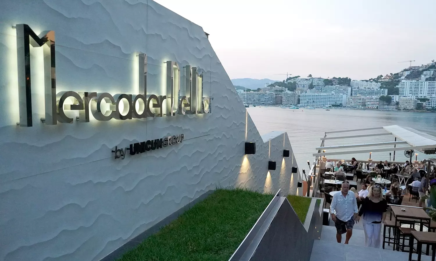 Menú mediterráneo para 2 o 4 con postres y vino con vistas al mar