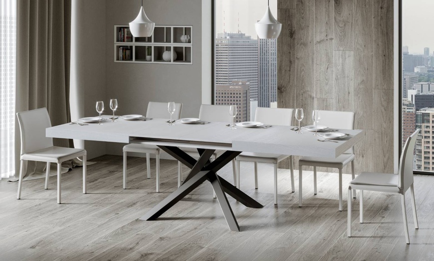 Image 11: Verstelbare eettafel in verschillende designs