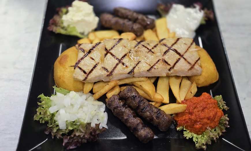 Image 1: 3-Gänge-Menü mit Grillplatte oder Schweineschnitzel für 1-4 Personen